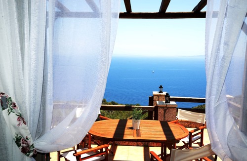 Livadi Villa | DIO GUESTHOUSES VILLA PRASTOS 3 B/R WITH PRIVATE GARDEN AND SWIMMINGPOOL