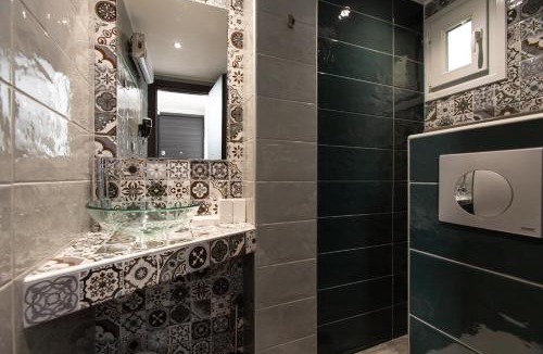 Thessaloniki City Centre Apartment | Downtown Luxury Boutique Suites : the red suite