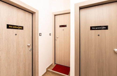 Thessaloniki City Centre Apartment | Downtown Luxury Boutique Suites : the red suite