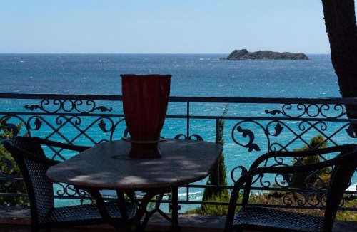 Agii Apostoli Apartment | Dr Spyrou seafront villa