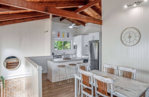 Rainbow Beach House | Dunworkin - Rainbow Beach. Room for everyone and pet friendly! Free Wi-fi. Pool