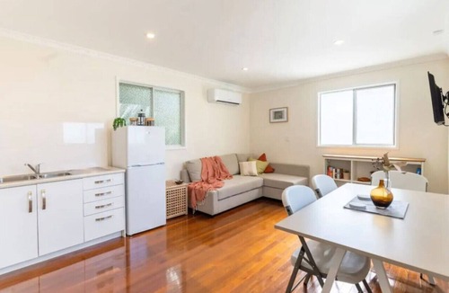 Nudgee Beach House | Eagles Nest Two Bed Home Nudgee Beach