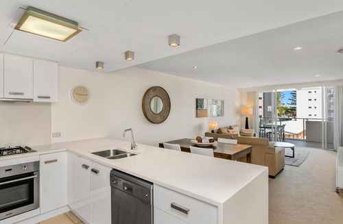 Coolangatta Apartment | Eden Apartments Unit 401 Modern 2 bedroom Apartment Close to the Beach in Rainbow Bay - Free Wifi
