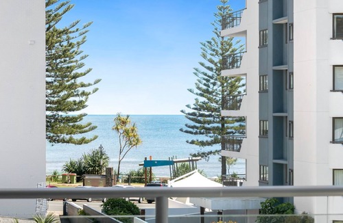 Coolangatta Apartment | Eden Apartments Unit 401 Modern 2 bedroom Apartment Close to the Beach in Rainbow Bay - Free Wifi