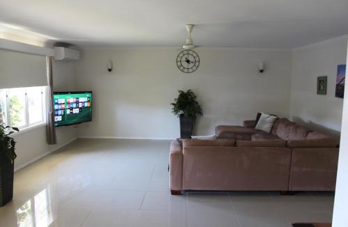 Edge Hill House | Edge Hill Clean & Green Cairns, 7 Minutes from the Airport, 7 Minutes to Cairns CBD & Reef Fleet Terminal