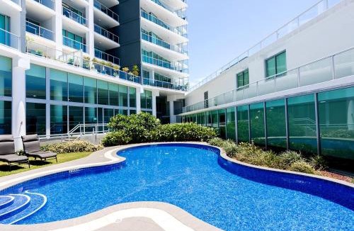 Southport Apartment | Elegant Splendor 3 bedroom Apartment with Tram Access