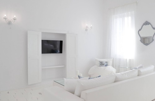 Ioulida House | Elegant White, in the heart of Ioulida on the island of Kea