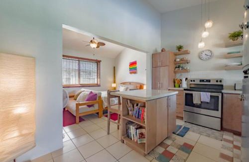 Coco House | Emerald Haven Second Floor Studio Mins from Beach