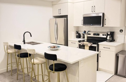 Southeast Calgary Apartment | Emerald Suite with 2 beds - 10 mins to Downtown Calgary