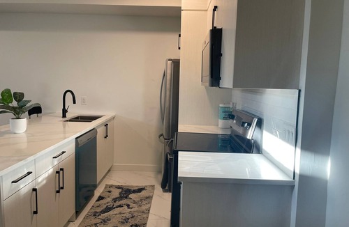 Southeast Calgary Apartment | Emerald Suite with 2 beds - 10 mins to Downtown Calgary
