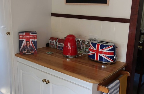 Eagle Heights House | ENGLISH STYLE COTTAGE 400M WALK FROM GALLERY WALK!