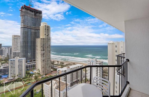 Surfers Paradise Apartment | Enjoy fantastic ocean views in Surfers Paradise!