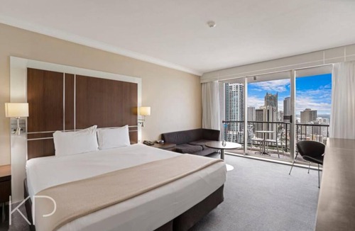 Surfers Paradise Apartment | Enjoy fantastic ocean views in Surfers Paradise!