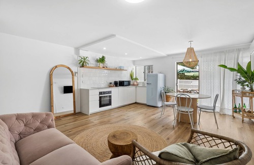 Mooloolaba Villa | Entire complex 4 self contained Villas. Outdoor entertaining space with pool.