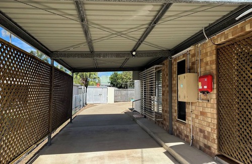Tin Can Bay House | Entire house, walking distance to beach in a quiet spot in Tin Can Bay