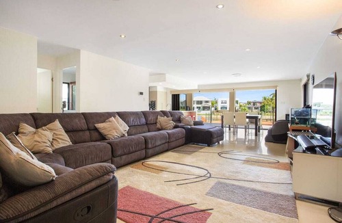 Broadbeach Waters House | Escape to your private oasis in a luxurious Broadbeach waterfront canal home.