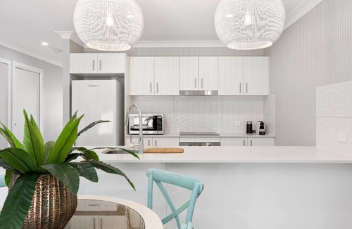 Urangan Apartment | Esplanade Escape A Fresh Coastal Family Hideaway