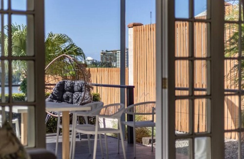 South Brisbane Apartment | European Château/riverside view backyard/2 carpark