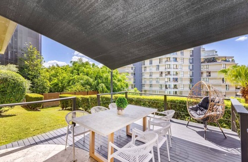 South Brisbane Apartment | European Château/riverside view backyard/2 carpark