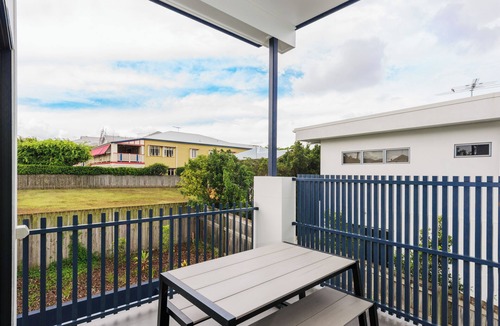 Bulimba Apartment | Executive 2BR Bulimba Apartment Across from the Park on Oxford St