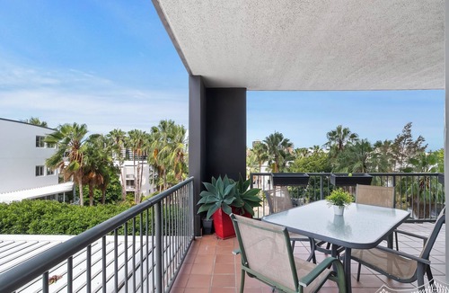 Kangaroo Point Apartment | Executive Three Bedroom Unit overlooking Resort Style Pool and Parking