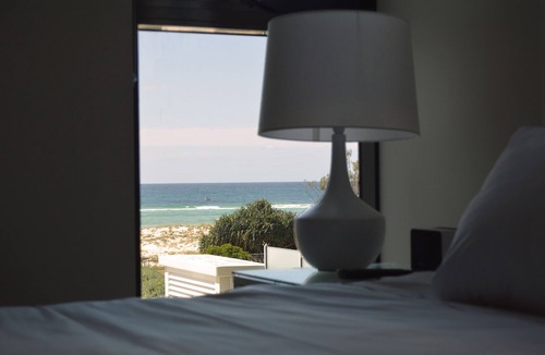 Coolangatta Apartment | Experience The Vibe Of Kirra Beachfront.....Enduring