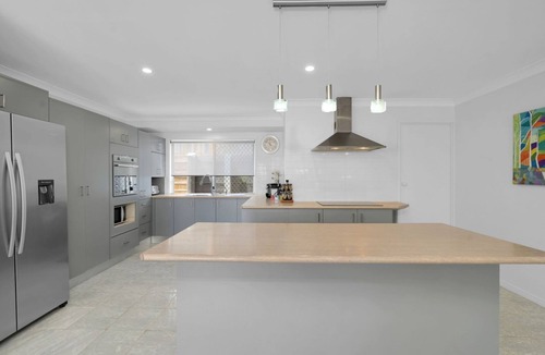 Carseldine House | Family Escape Serene Oasis with Pool and AC