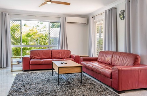 Carseldine House | Family Escape - Serene Oasis with Pool and AC