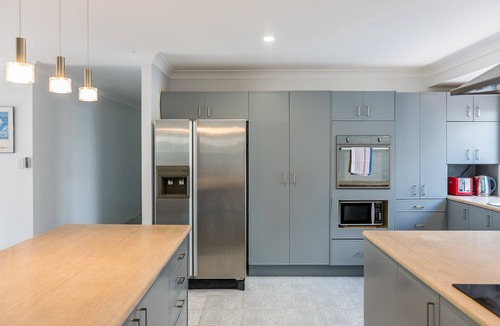 Carseldine House | Family Escape - Serene Oasis with Pool and AC