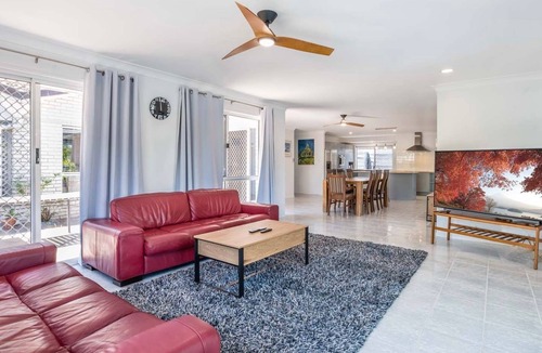 Carseldine House | Family Escape - Serene Oasis with Pool and AC