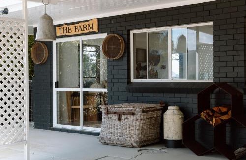 Kidaman Creek House | Family Fun On The Farm! Close to Kenilworth Stylish Feed Friendly Cows Breathtaking 360 Views