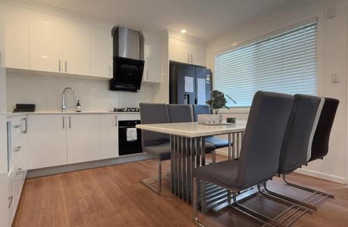 Sunnybank Hills Villa | Family Haven in Sunnybank with 2BR 2Bath 3 Beds