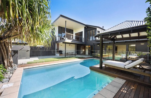 Sunshine Coast Apartment | Family & Pet friendly Beach Side Villa