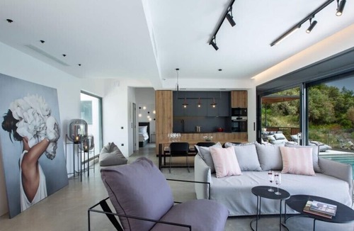 Fternon Villa | Faos One High-End Villa overlooking Mikros Gialos Bay!