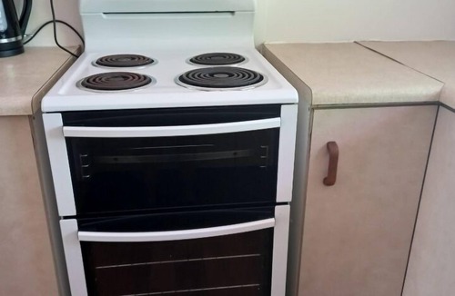 South Townsville House | For work or play city fringe 1 bedroom cottage fast WIFI laundry