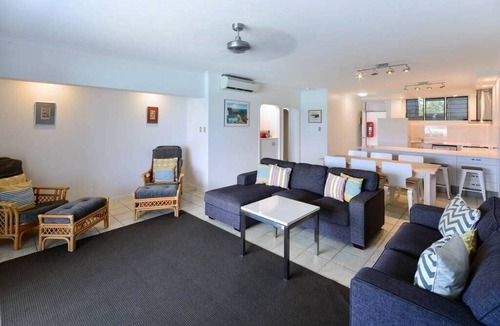 Hamilton Island Apartment | Frangipani Lodge 008, Beachfront Apartment on Hamilton Island