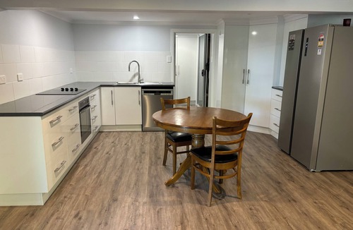 Wandal Apartment | Fully self contained studio unit under family home close to Showgrounds