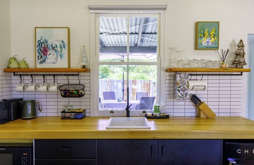 Pozieres Cottage | Gateway to The Granit Belt. Peaceful Pet-Friendly Farm Stay at Donnellys Castle