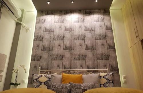 Aigaleo Apartment | 'Golden Aurora' Apartment With Elegant Style