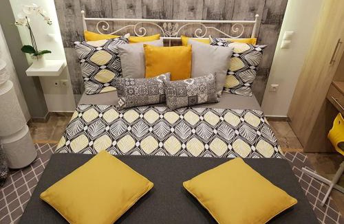 Aigaleo Apartment | 'Golden Aurora' Apartment With Elegant Style