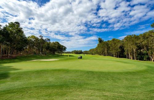 Twin Waters Apartment | Golf Getaway Close to the Beach in Twin Waters