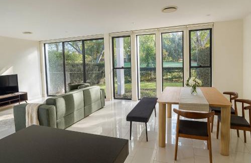 Robina House | Golfside Escape – Stylish 3BR Townhouse in Robina
