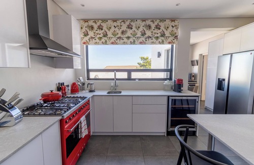 Somerset West Villa | Gorgeous 3-bedroom villa with mountain and ocean views in Somerset West