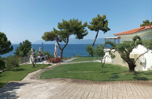 Chalcis Villa | Gorgeous sea shore villa
