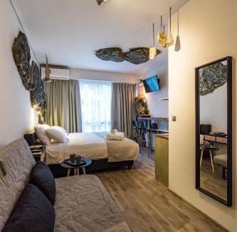 Thessaloniki City Centre Apartment | GraffitiSuites#Stone