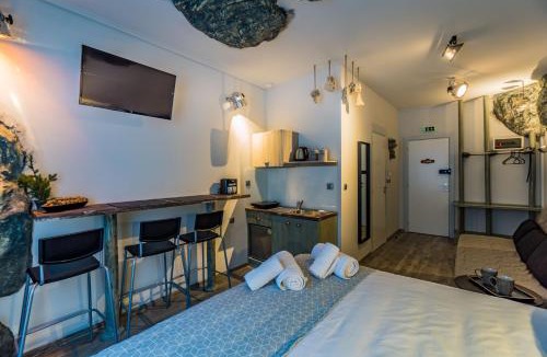 Thessaloniki City Centre Apartment | GraffitiSuites#Stone