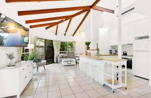 Trinity Beach House | Green Cottage - Pet & Child friendly