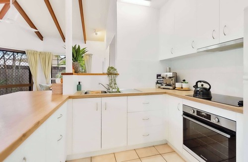 Trinity Beach House | Green Cottage - Pet & Child friendly