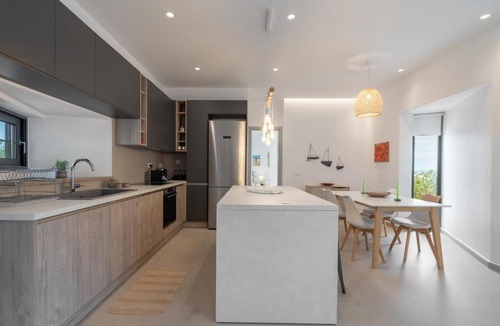 Aegina Town House | Green & Purple