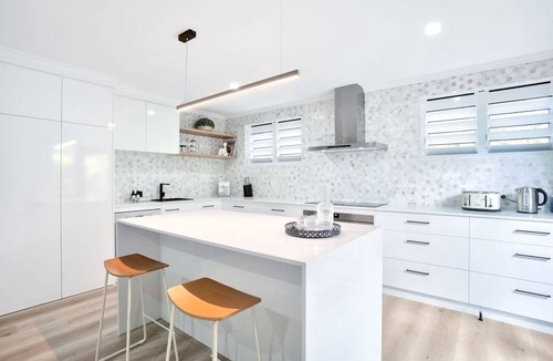Edge Hill House | Greenslopes House in Edge Hill- Luxury Poolside Villa Near Cairns CBD | Walk to Cafes & Gardens